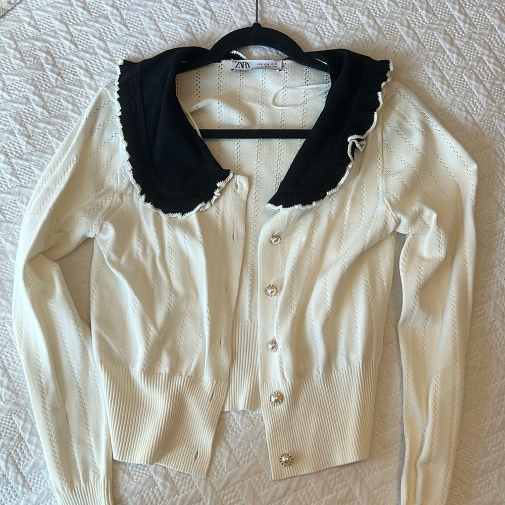 Black and white Zara cardigan with beautiful pearl buttons never worn!